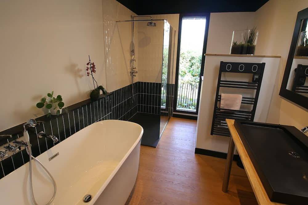 Chambre d'hôtes style 30s avec petit déj inclus, lit 180 cm, Wifi in La Ferté-Saint-Aubin, Sologne