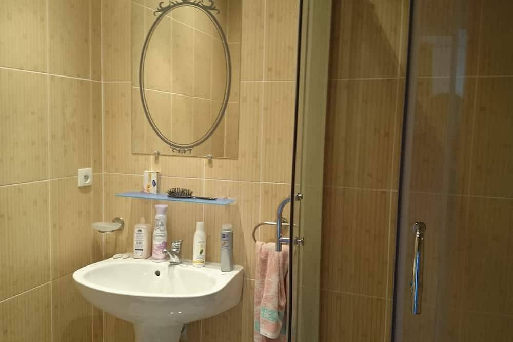 Apartamento entero, Gran estudio independiente en villa privada con jardín, piscina, jacuzzi in Saint-Vallier-de-Thiey, Region de Cannes