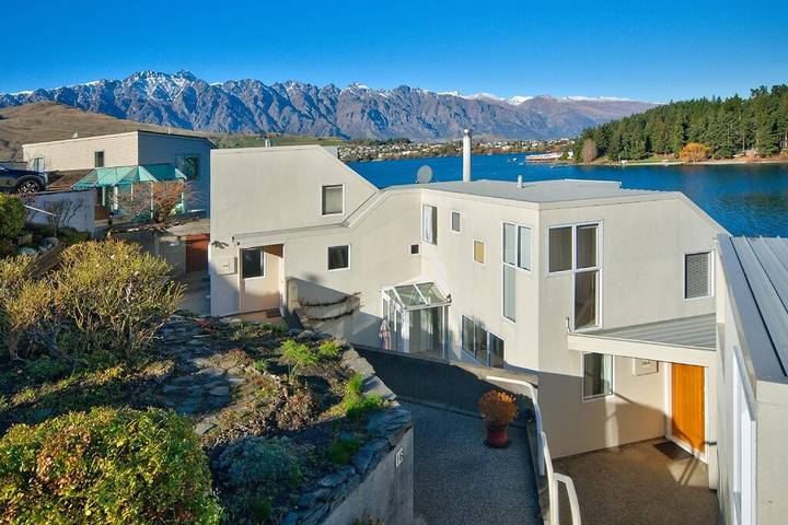 Villa for 12 people, with terrace and garden in Queenstown
