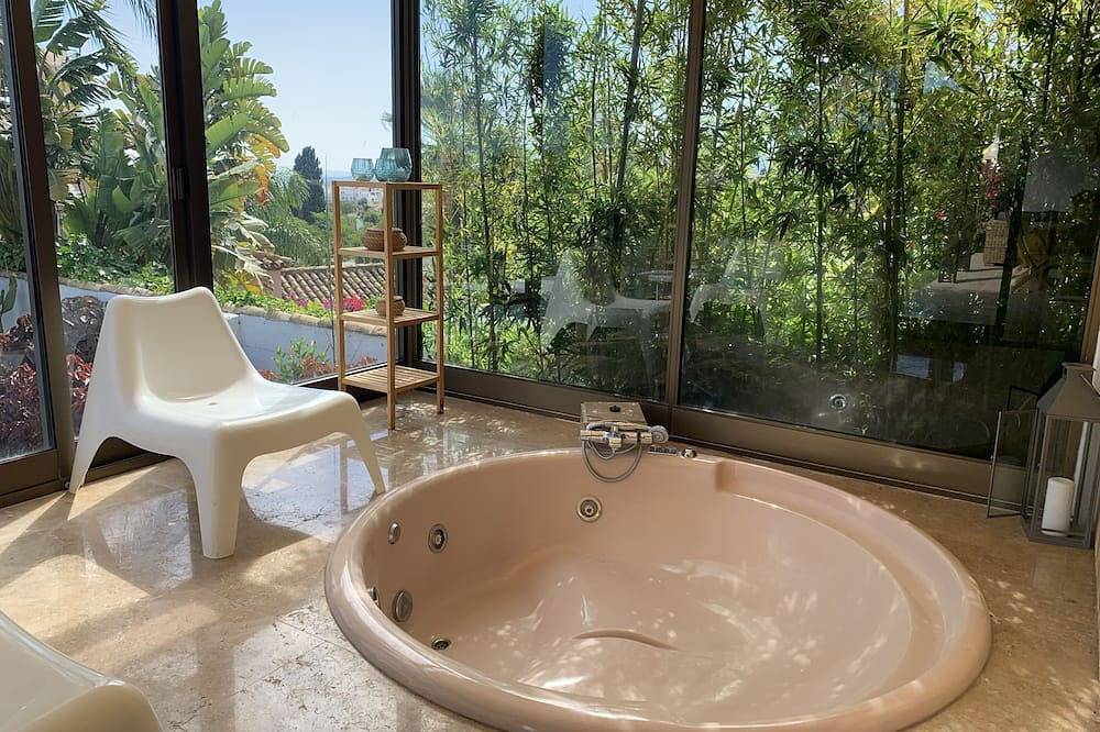 Marbella, Villa 4 Schlafzimmer, 3 Bäder, Garten und privater Pool in Las Chapas, Marbella