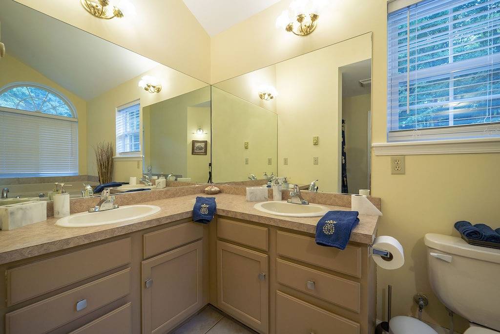 Huge screened porch/ Jacuzzi / Game room/ Trampoline/ Fire pit / Lake access in Blakeslee, Monroe County (PA)