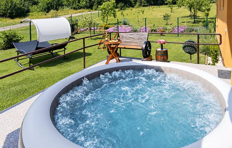 Schicke 100 m² große Wohnung mit Terrasse, Whirlpool und Parkplatz – Entspannen und die Seele baumeln lassen! in Pozega-Slawonien