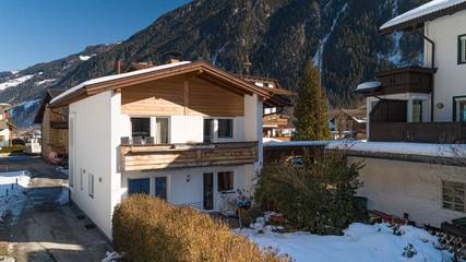 Ferienhaus für 10 Personen, mit Terrasse und Garten sowie Pool, mit Haustier in Mayrhofen