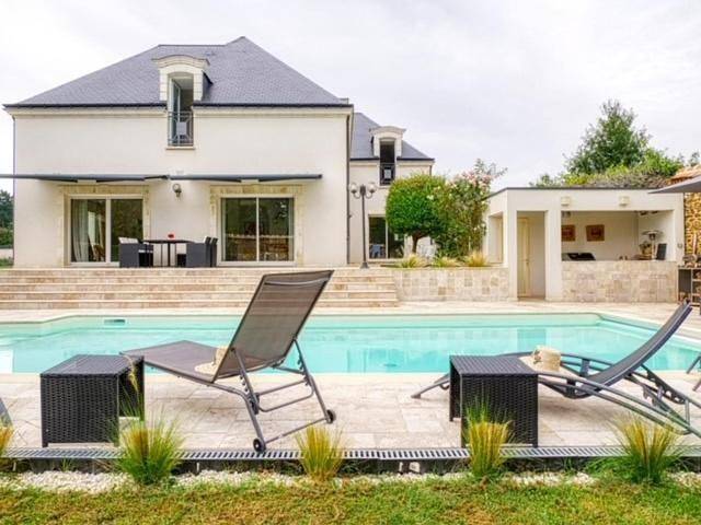 Double Room with Pool View in Saint-Saturnin, Sarthe