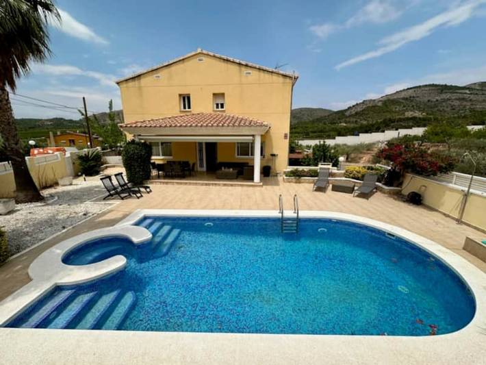 Casa rural para 12 personas, con jardín y vistas en Borriol
