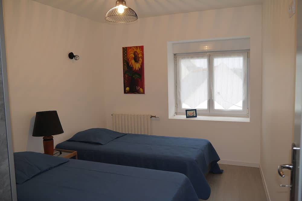 House on enclosed land of 1100 m2, 200 m from the beach Correjou dog accepted in Plouguerneau, Brest region