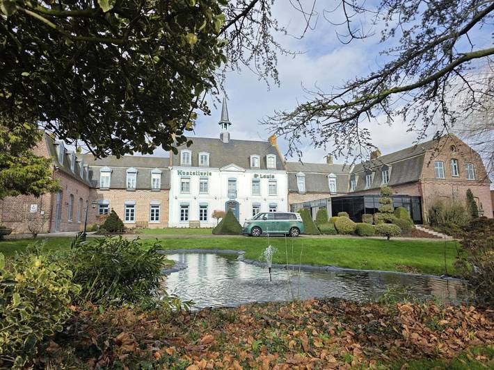 Hôtel pour 2 personnes, avec Jacuzzi et Terrasse ainsi que Jardin et Piscine à Bollezeele