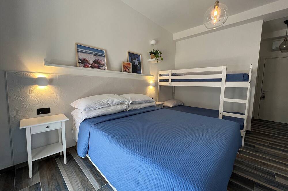 Fronte mare Rooms, camera vista mare con terrazzino privato in Marina di Camerota, Camerota