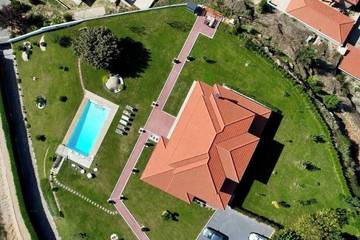 Gîte pour 2 personnes, avec jardin ainsi que piscine et terrasse dans Santa Marinha do Zêzere