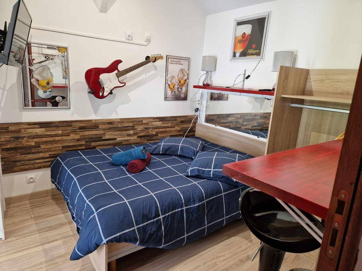 Appartement entier, 07 - Joli studio avec clim tout équipé avec un lit double, vue sur jardin, parking privatif gratuit, grand fourgon possible, tout le linge de maison est fourni in Razac-sur-l'Isle, Périgord Blanc