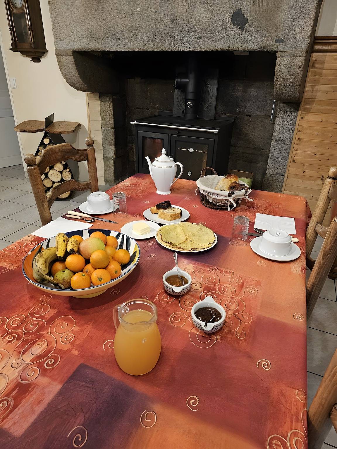 Bed and Breakfast 'Domaine De La Roche - Chambre Bleu' with Shared Terrace, Shared Garden and Wi-Fi in Mont-Dol, Mont-Saint-Michel Bay