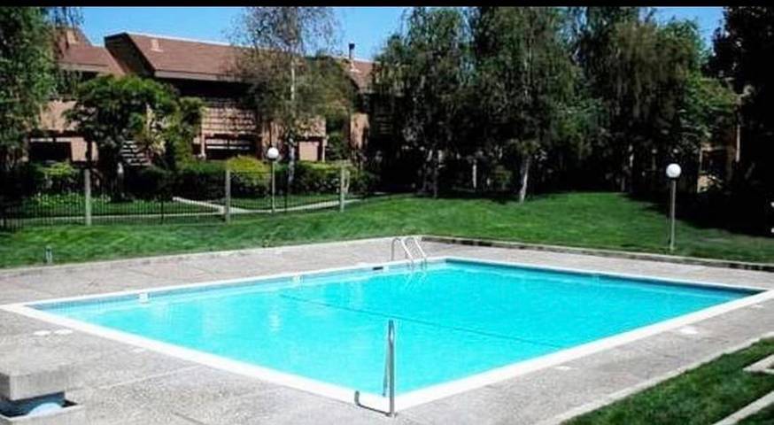 Apartamento de vacaciones para 2 personas, con vistas además de piscina y jardín - 1