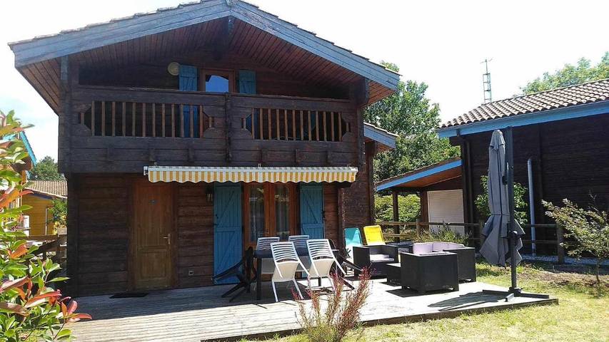 Chalet pour 4 personnes, avec sauna et jacuzzi ainsi que jardin et piscine