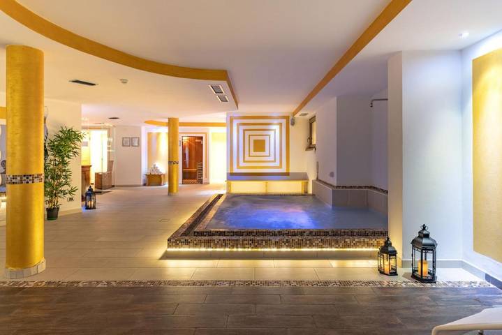 Hotel per 2 persone, con giardino e sauna nonché idromassaggio in Alpi dell'Adamello e della Presanella