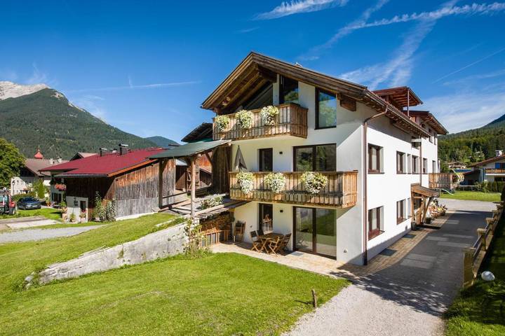 Ferienwohnung für 6 Personen, mit Balkon und Terrasse sowie Garten und Sauna in Ehrwald - 2