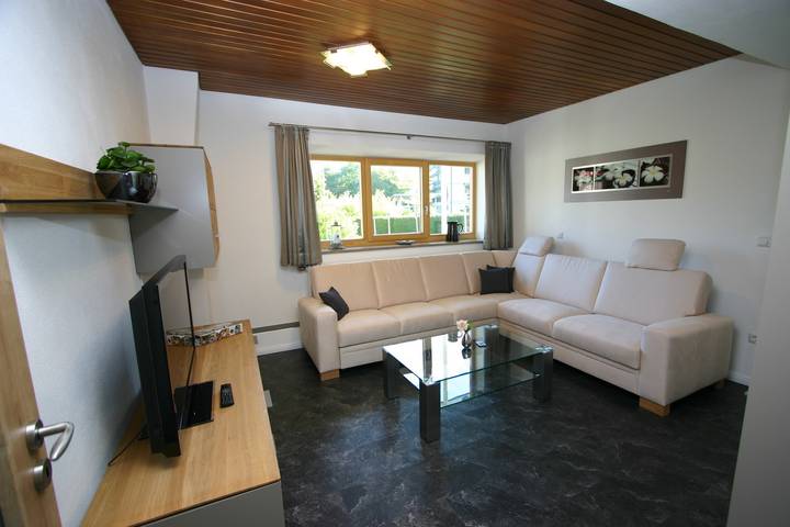 Ganze Ferienwohnung, Haus Scheglmann inkl. Chiemgaukarte - Ferienwohnung 2, 40qm, Terrasse, Kochni., 1 Schlafzimmer, Wohnzimmer, max 2 P. in Ruhpolding, Bayerische Alpen