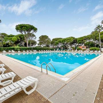Gîte pour 4 personnes, avec piscine et terrasse ainsi que jardin et vue dans Golf et Tennis Club de Valescure