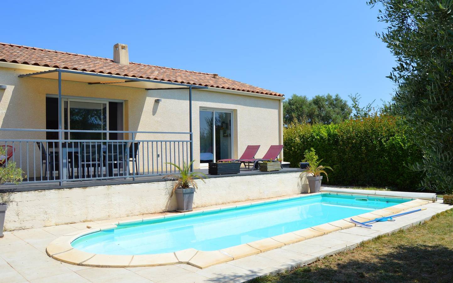 Le fil rouge in Arpaillargues-et-Aureillac, Région de Nîmes