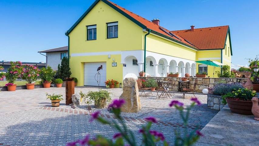 Ferienhaus für 4 Personen, mit Terrasse und Pool sowie Garten, mit Haustier in Mörbisch am See