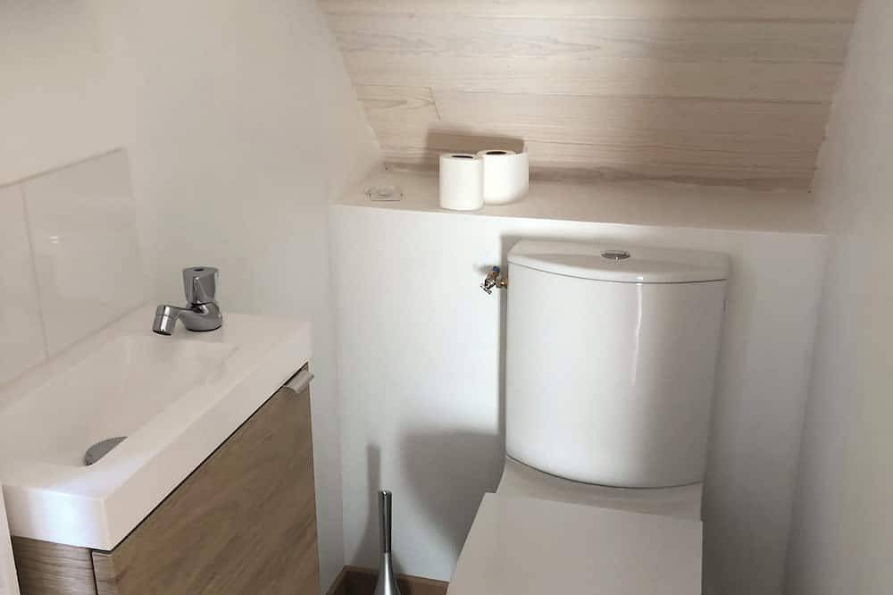 Entire apartment, Furnished studio in an atypical house with character. in Tréguier, Pink Granite Coast