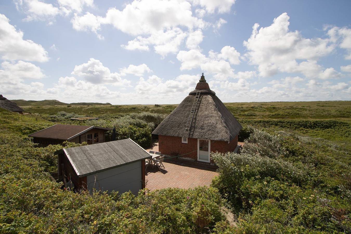 Das reetgedeckte Klinkerhaus liegt in den Dünen von Hörnum in Hörnum, Sylt