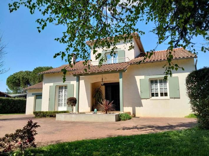 Location de vacances pour 8 personnes, avec terrasse ainsi que piscine et jardin à Chancelade - 3