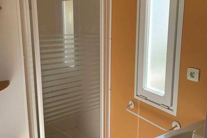 ZEcamping 3 étoiles piscine 4km plage chiens acceptés locatif TV 30m2 in Arvert, Côte de Beauté