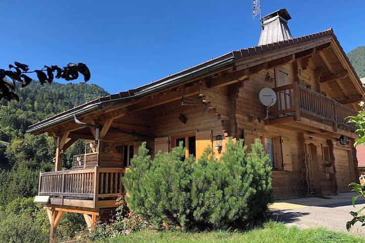 Chalet pour 6 personnes, avec balcon ainsi que jardin et jacuzzi à Flumet