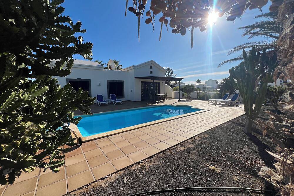 Casa Bonita, Faro Park villa with private pool in Montaña Roja, Yaiza