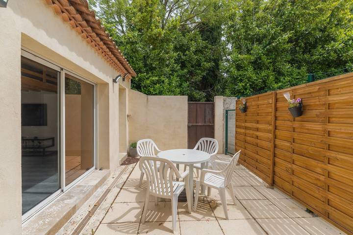 Holiday Home 'Studio Cosy Avec Mezzanine Et Terra' with Shared Pool, Wi-Fi and Air Conditioning in Mallemort, Arles region