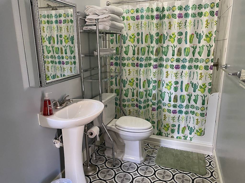 Downtown Favorite! Hot Tub, Firepit, Cozy & Roomy in Hot Springs (NC), Madison County (NC)