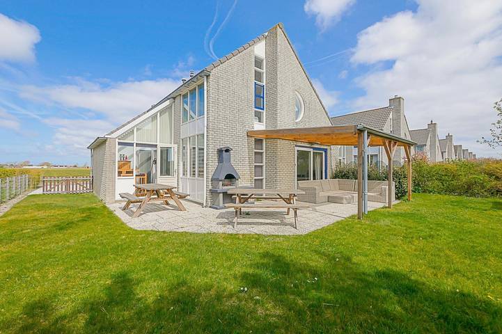 Ferienhaus für 8 Personen, mit Balkon/Terrasse und Terrasse sowie Pool und Sauna