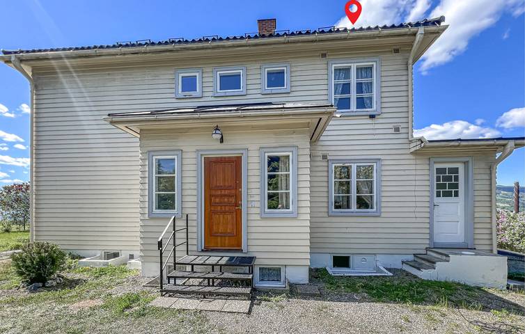 Ferieleilighet for 4 personer, med Terrasse og Hage i tillegg til Innsjøutsikt i Mjøsa