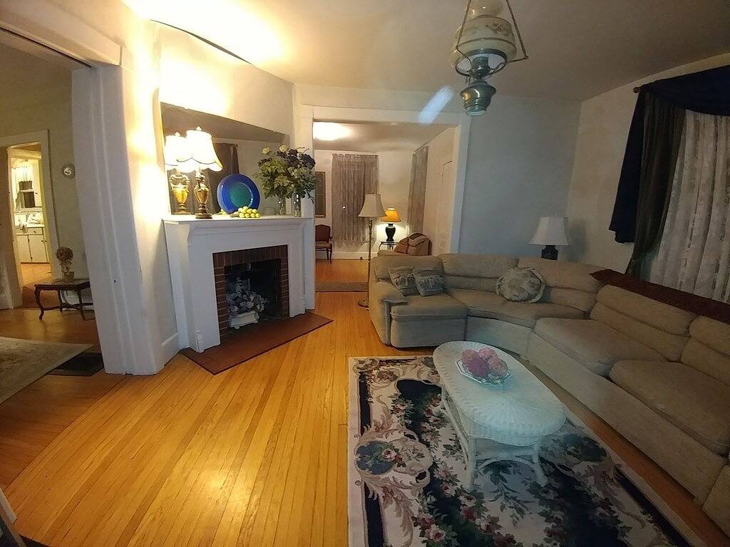 Schöne, geräumige untere Wohnung. Kurzer Fußweg in die Innenstadt, nah an allen in Mount Clemens, Lake St. Clair