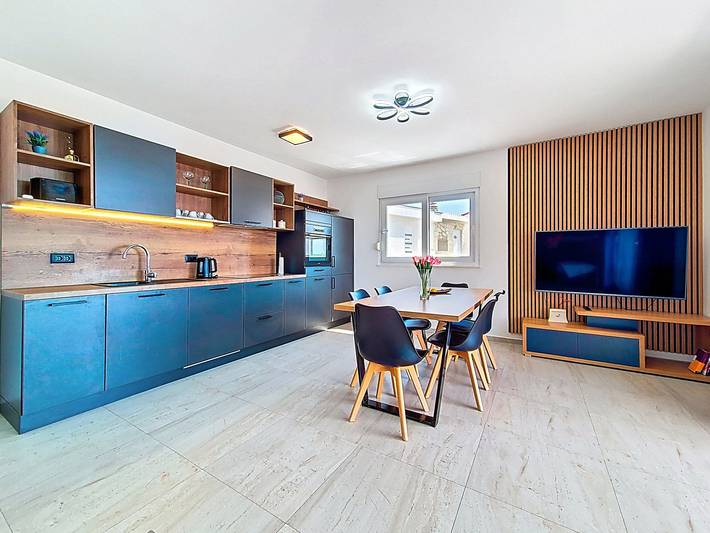 Ferienhaus für 9 Personen, mit Terrasse und Garten in Okrug Gornji - 4