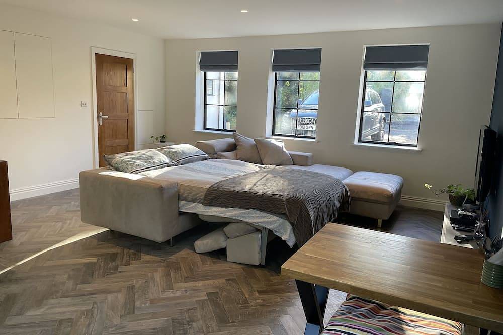Entire apartment, Nestled in a grand private estate, near woodlands, easy access London in Kingston upon Thames, London
