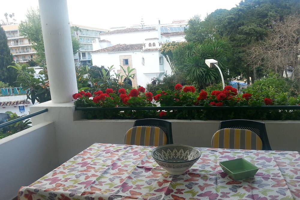 Entire apartment, Carihuela Playa Los Nidos 1 in Playa El Bajondillo, Torremolinos