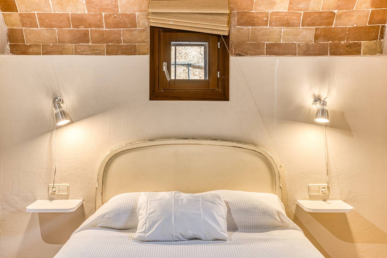 Room 'Salvia' with Shared Pool, Shared Terrace and Wi-Fi in Borrassà, Upper Empordà