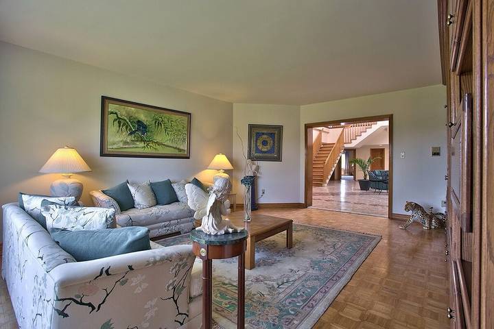 Villa for 12 people, with sauna and hot tub as well as yard in Canada