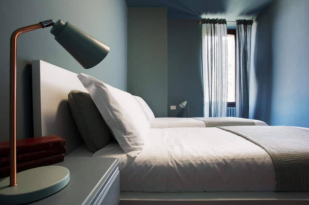 Hel lejlighed, Suite \"Gardone\" at 2 steps from the lake with panoramic view. Lounge bar and swimming pool in Riva (Faggeto Lario), Faggeto Lario