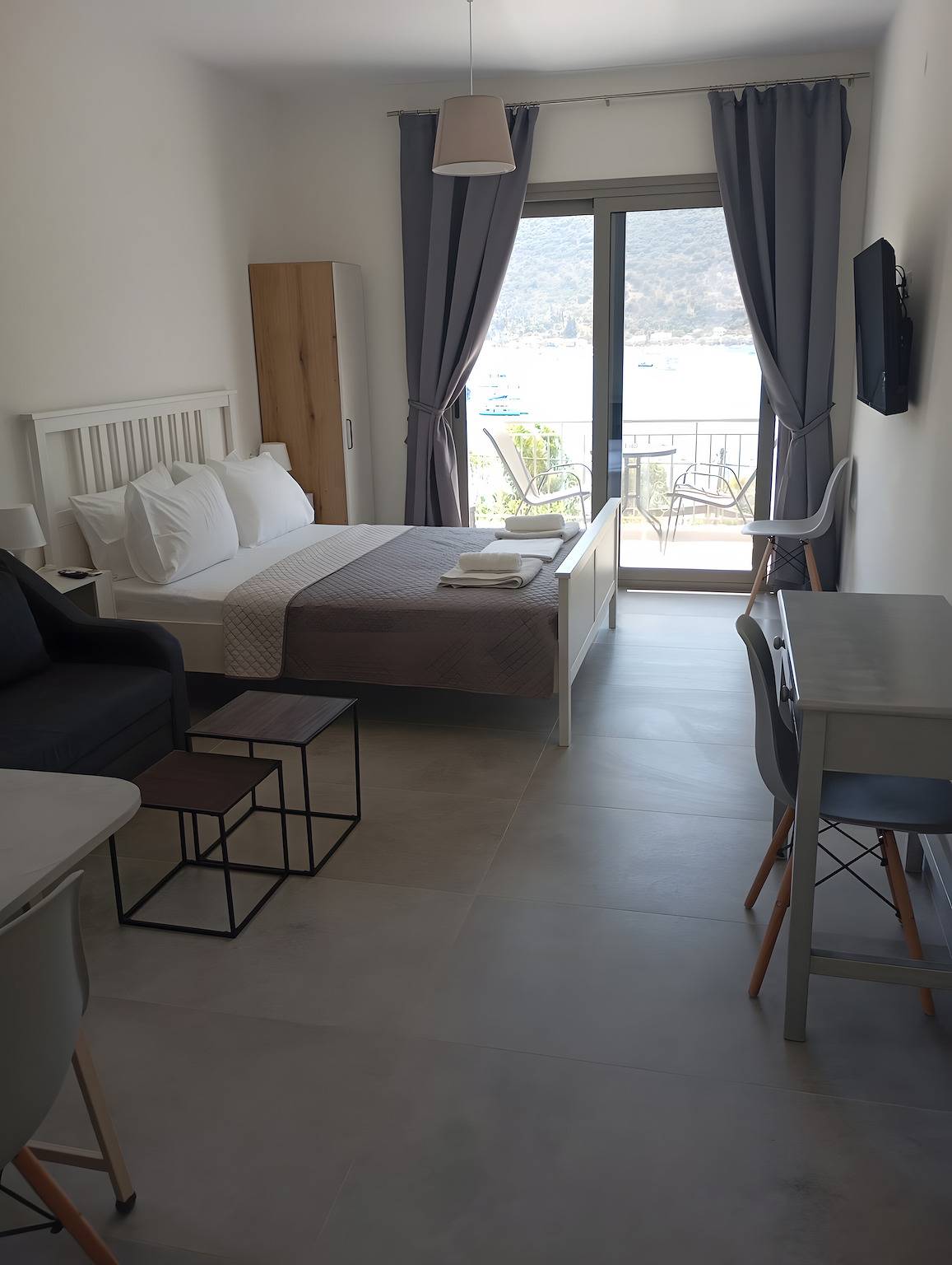 Monolocale intero, Monolocale 'King con divano letto 1' con vista mare, Wi-Fi e aria condizionata in Geni, Grecia