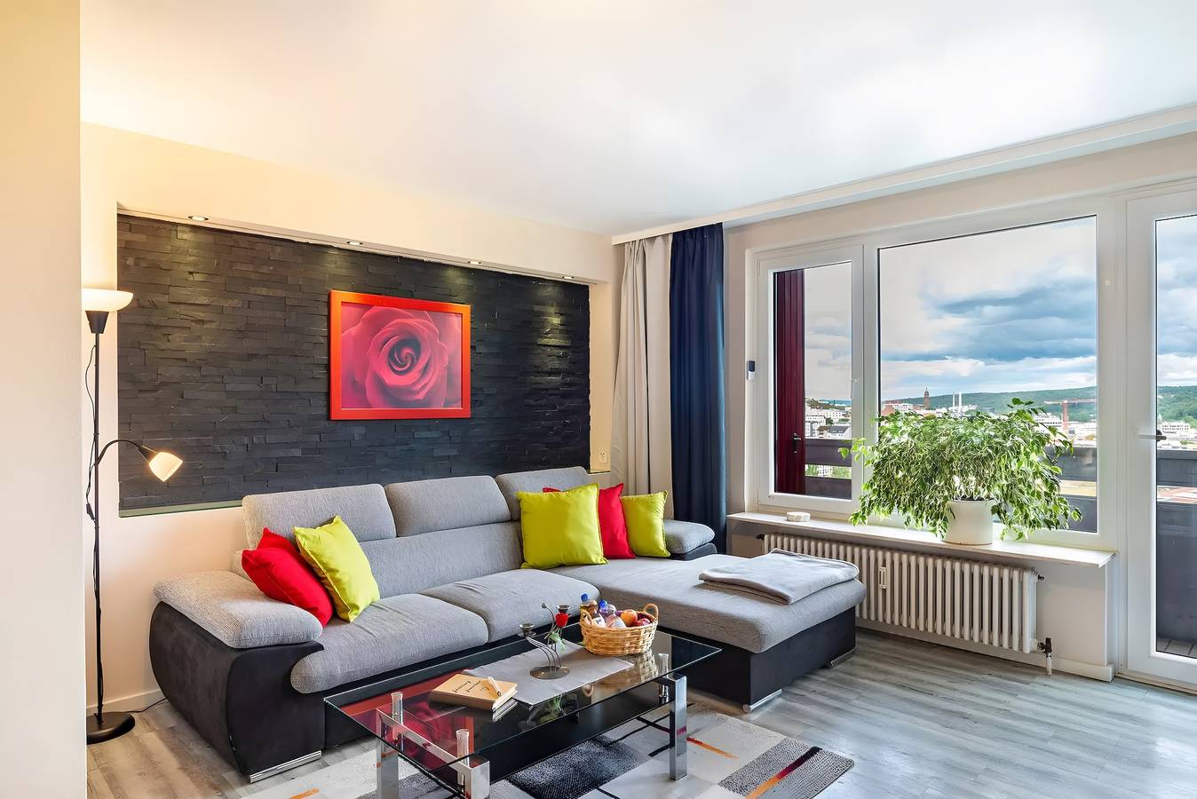 Ganze Wohnung, Fewo Goldstadtblick – großzügige 125 m² Wohnung mit 2 Balkonen & 3 Sz für Firmen, Gruppen & Familien in Pforzheim, Nordschwarzwald