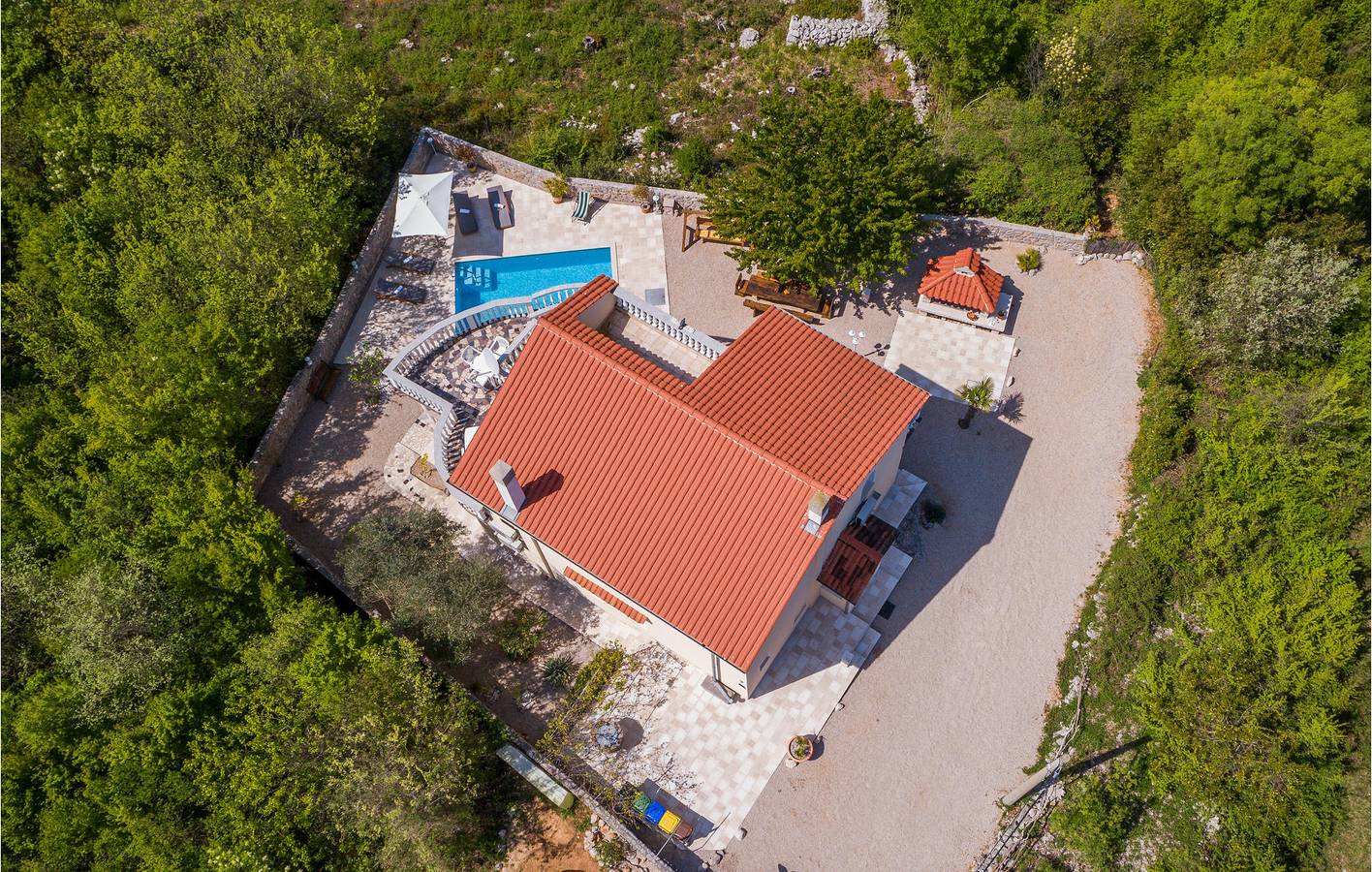 Apartment mit Meerblick, Pool, Parkplatz und WLAN – 2,5 km vom Strand entfernt in Malinska-Dubašnica, Krk