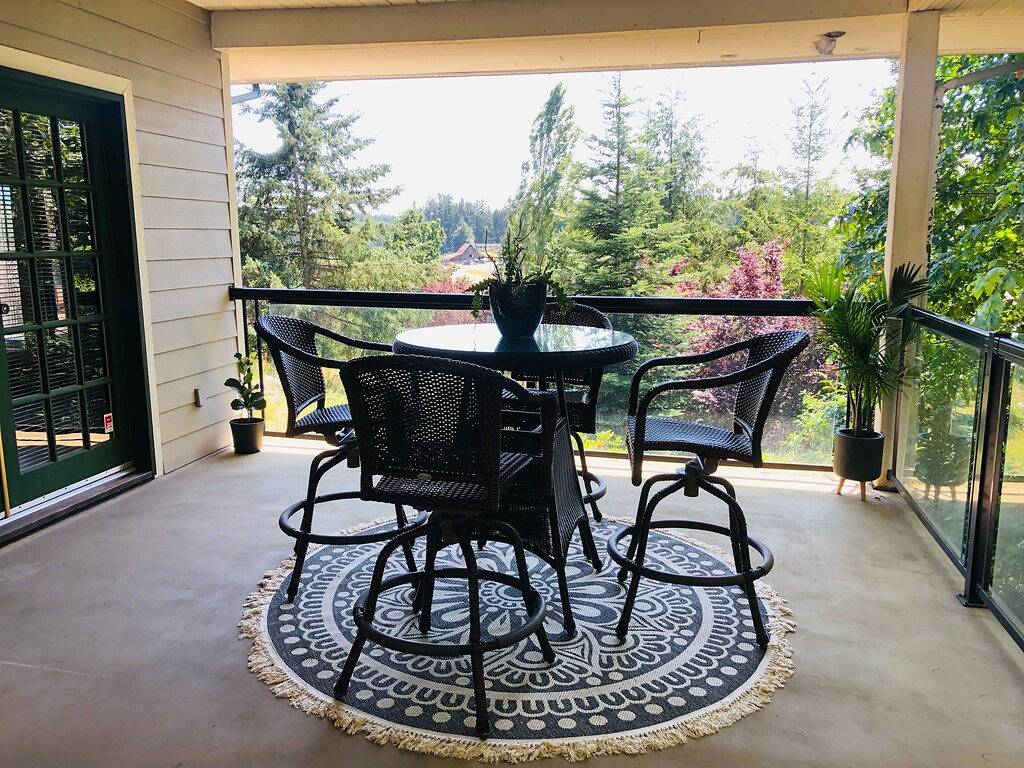 Magical Farm Villa with Heated Salt Water Pool in North Cowichan, Cowichan Valley Regional District