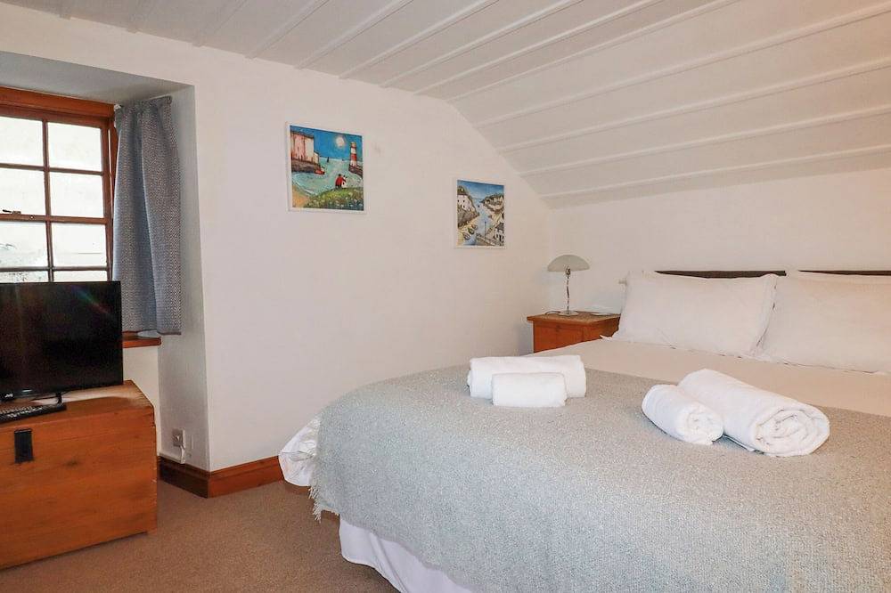 Rose Cottage, pet friendly, character holiday cottage in Falmouth in Falmouth (Cornwall), Cornwall
