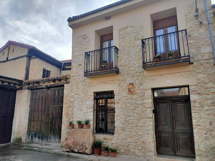 Casa rural para 8 personas, con balcón y vistas, Se admiten mascotas en Fuenterrebollo