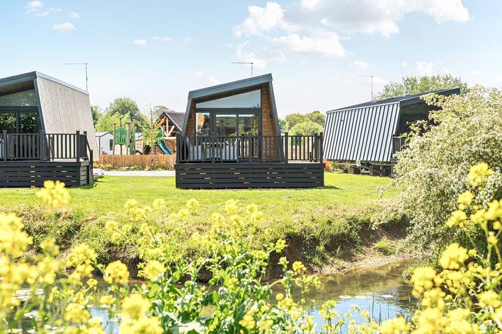 Glamping for 4 people, with pool in Northamptonshire