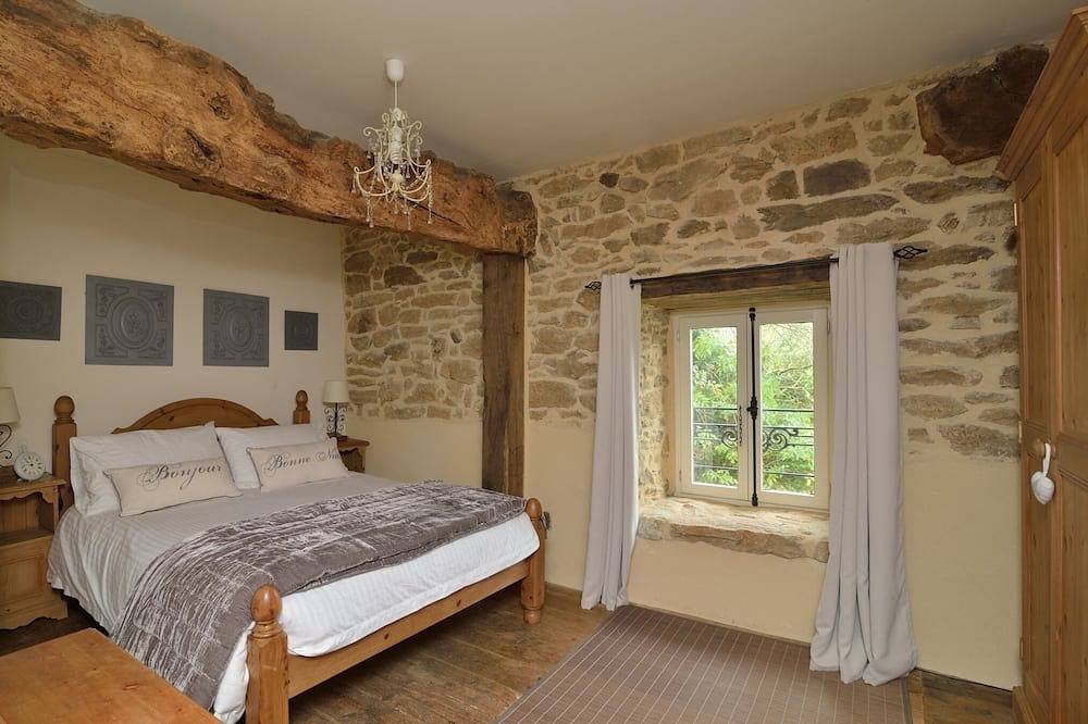 Gite attached to 15th Century Manor with heated pool and fishing lake in Plumaudan, Région de Dinan