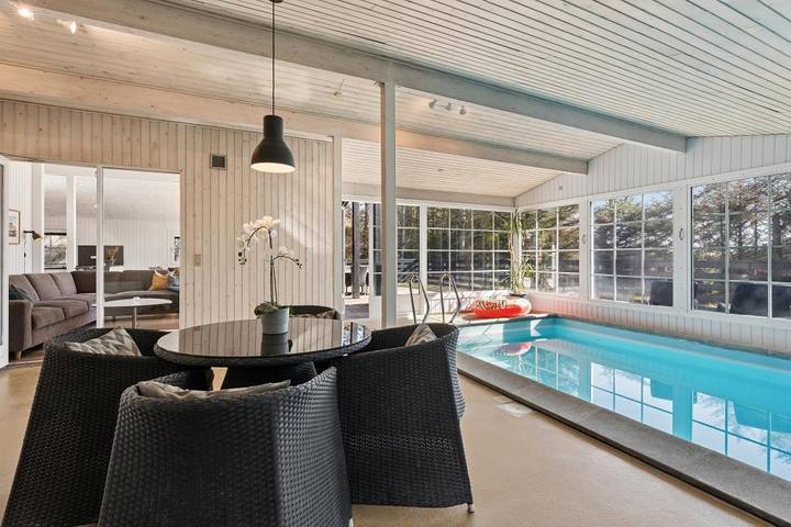 Schönes Ferienhaus mit Pool – nur 300 m von der Nordsee in Ringkøbing, Holmsland Klit