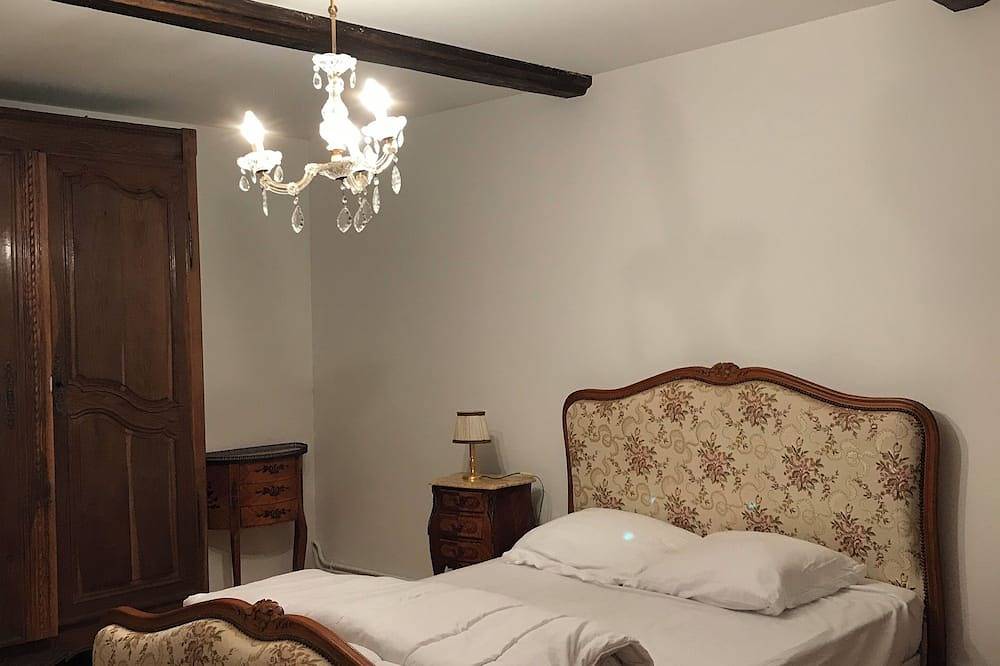 *country house with ornamental garden 200 m from the lake in Givry-en-Argonne, Marne